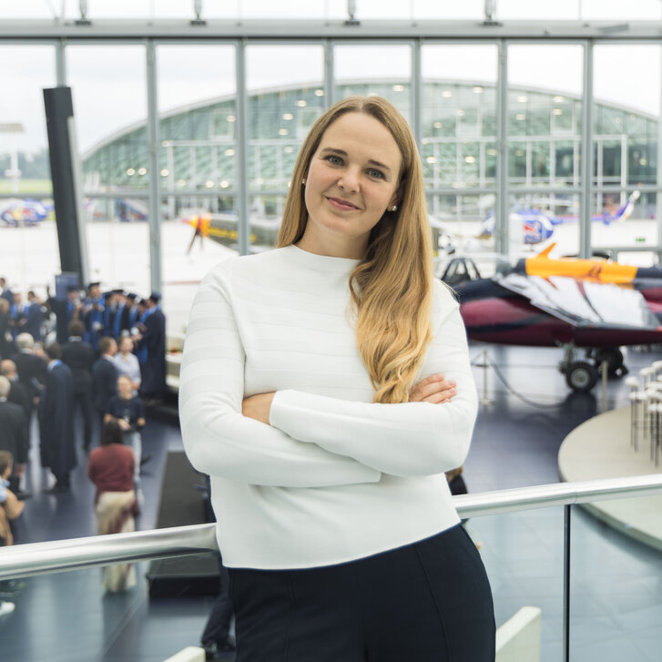 PMU Alumna Isa-Marie van Wersch im Hangar 7 in Salzburg Vom PMU-Campus in die Welt