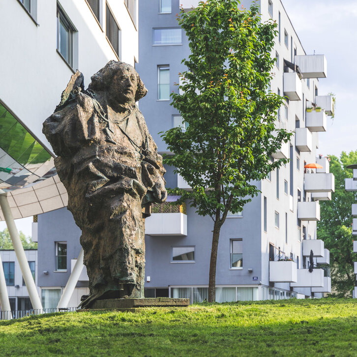 PMU Campus Salzburg Paracelsus Statue Paracelsus Statue im Grünen im Frühling am PMU Campus in Salzburg