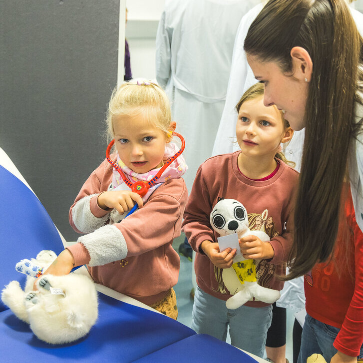 Teddybär-Krankenhaus 2025 am PMU-Campus Teddybär-Krankenhaus 2025 am PMU-Campus