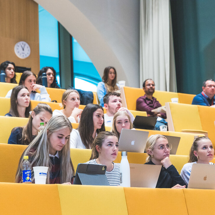 Studierende im Hörsaal Haus D Studierende im Hörsaal Haus D