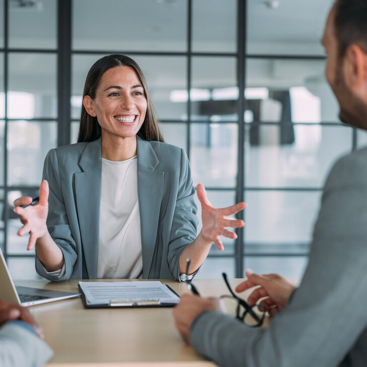 Seminar Führen von Teams an der PMU Academy Teamleiterin führt ein Meeting mit ihrem Team